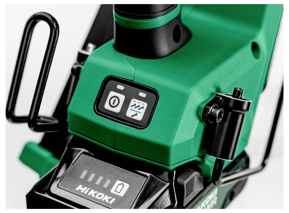 Nahaufnahme einer grünen Hikoki-Elektrowerkzeug-Akkubasis mit Ladeanzeigeleuchten und Steuertasten.