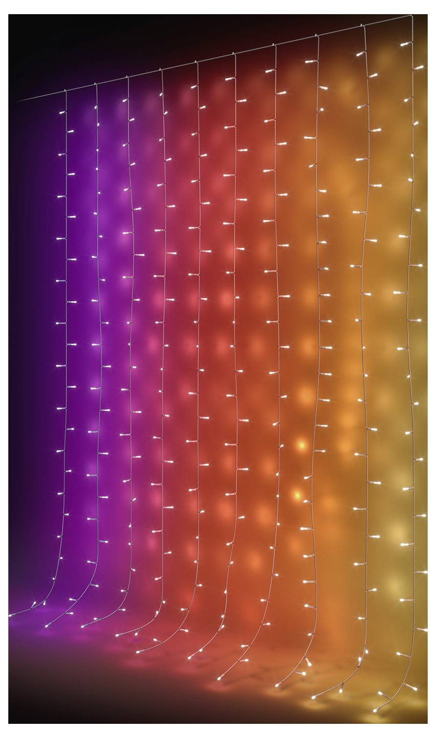 Abstrakte Installation von hängenden Lichtschnüren, die einen leuchtenden Vorhang in Violett bis Orange gegen einen dunklen Hintergrund bilden.