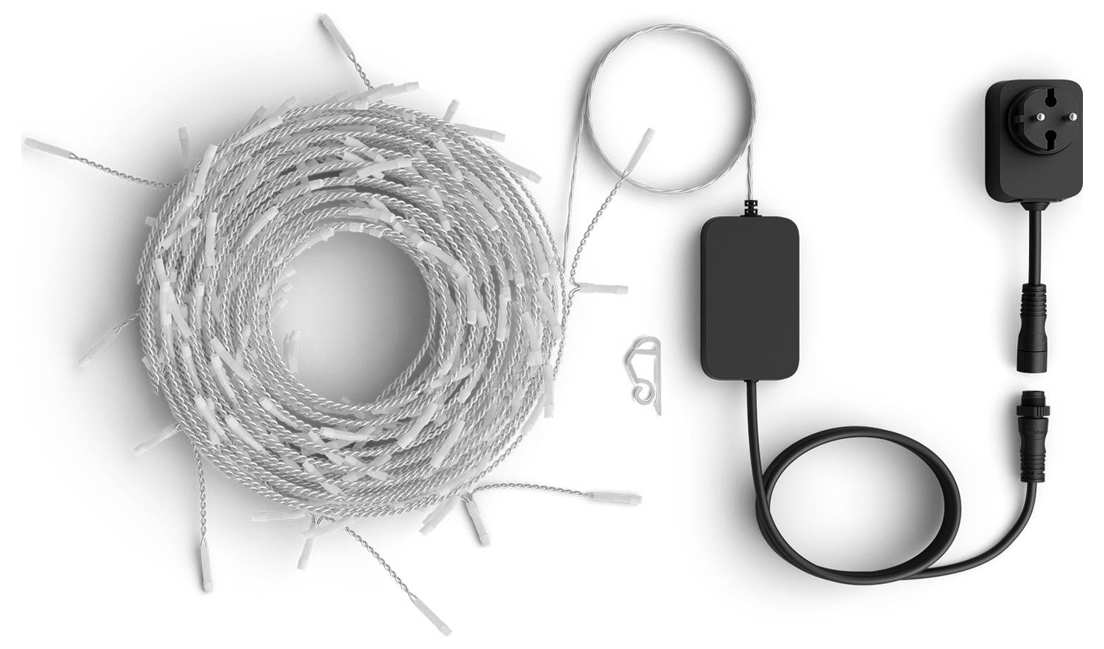 Aufgerollte Lichterketten mit schwarzem Stromkabel und Stecker, teilweise aufgewickelt auf weißem Hintergrund gezeigt.