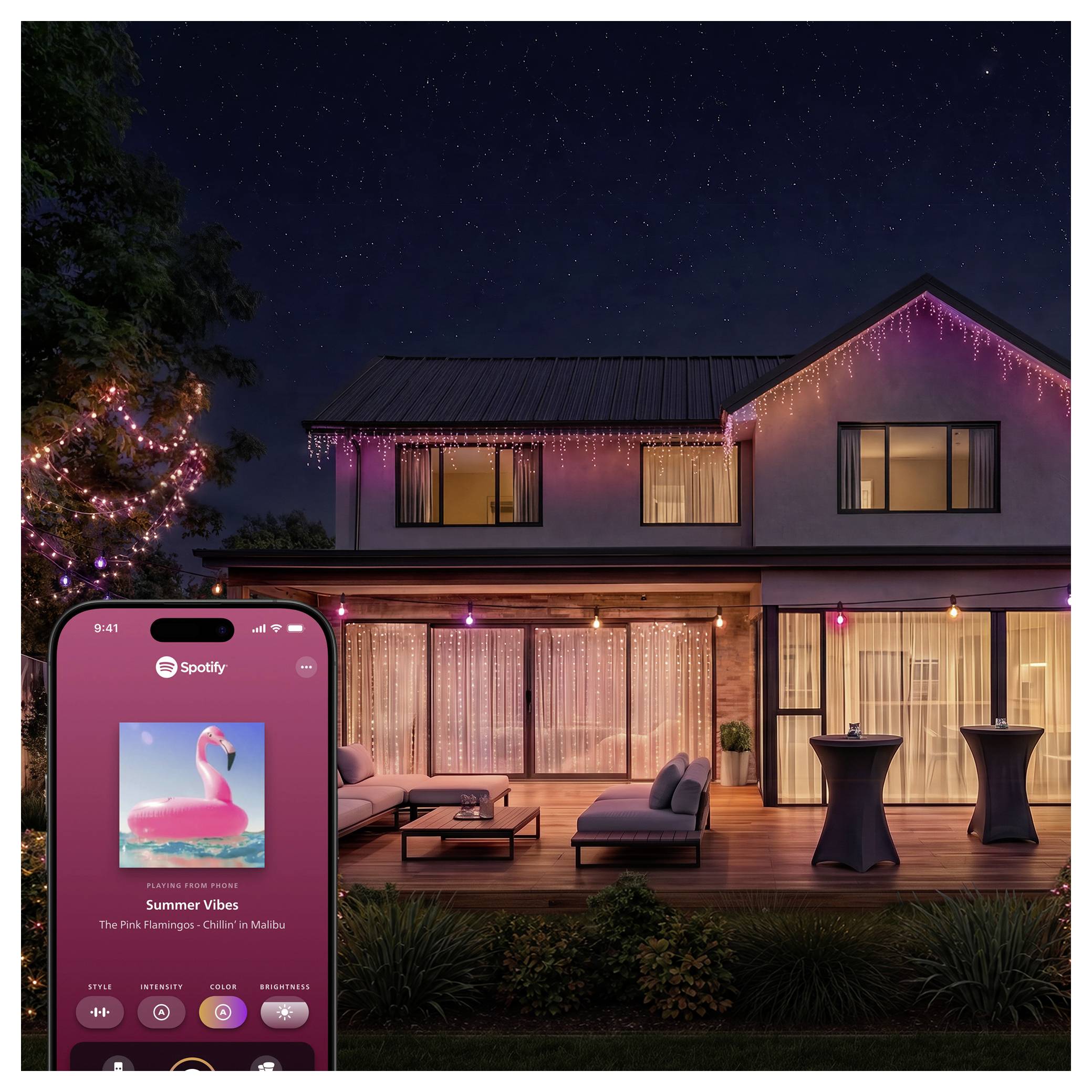 Nachthausmit rosa Lichterketten und Terrassenmöbeln, überlagert mit einem Telefon, das Spotify zeigt, das „Summer Vibes" von The Flamingos abspielt - „Children in Malibu"