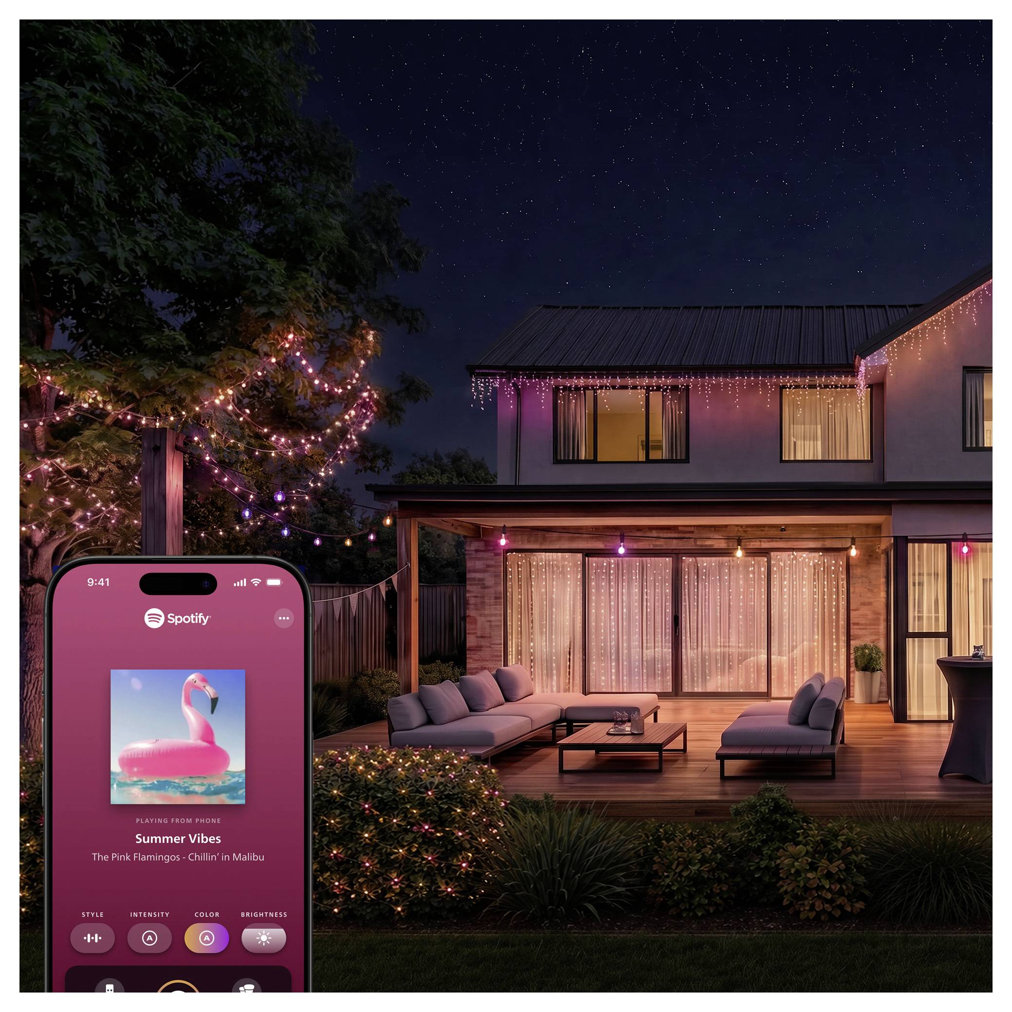 Beleuchtete Hinterhofterrasse bei Nacht mit Lichterketten und einem Telefon, das das Albumcover der Spotify-Playlist „Summer Vibes" mit einem rosa Flamingo zeigt.