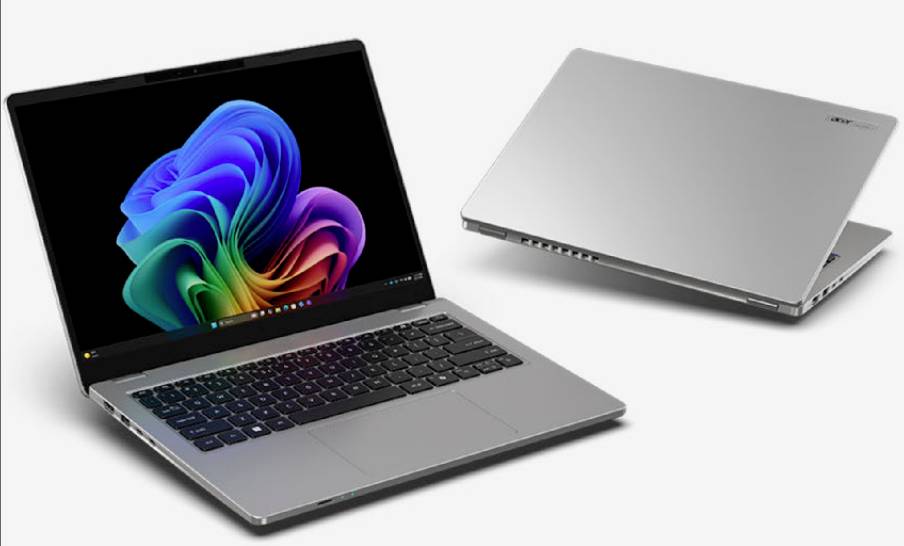 Zwei silberne Laptops auf weißem Hintergrund, einer offen mit buntem abstraktem Hintergrundbild und Tastatur, der andere geschlossen, um den Deckel zu zeigen.