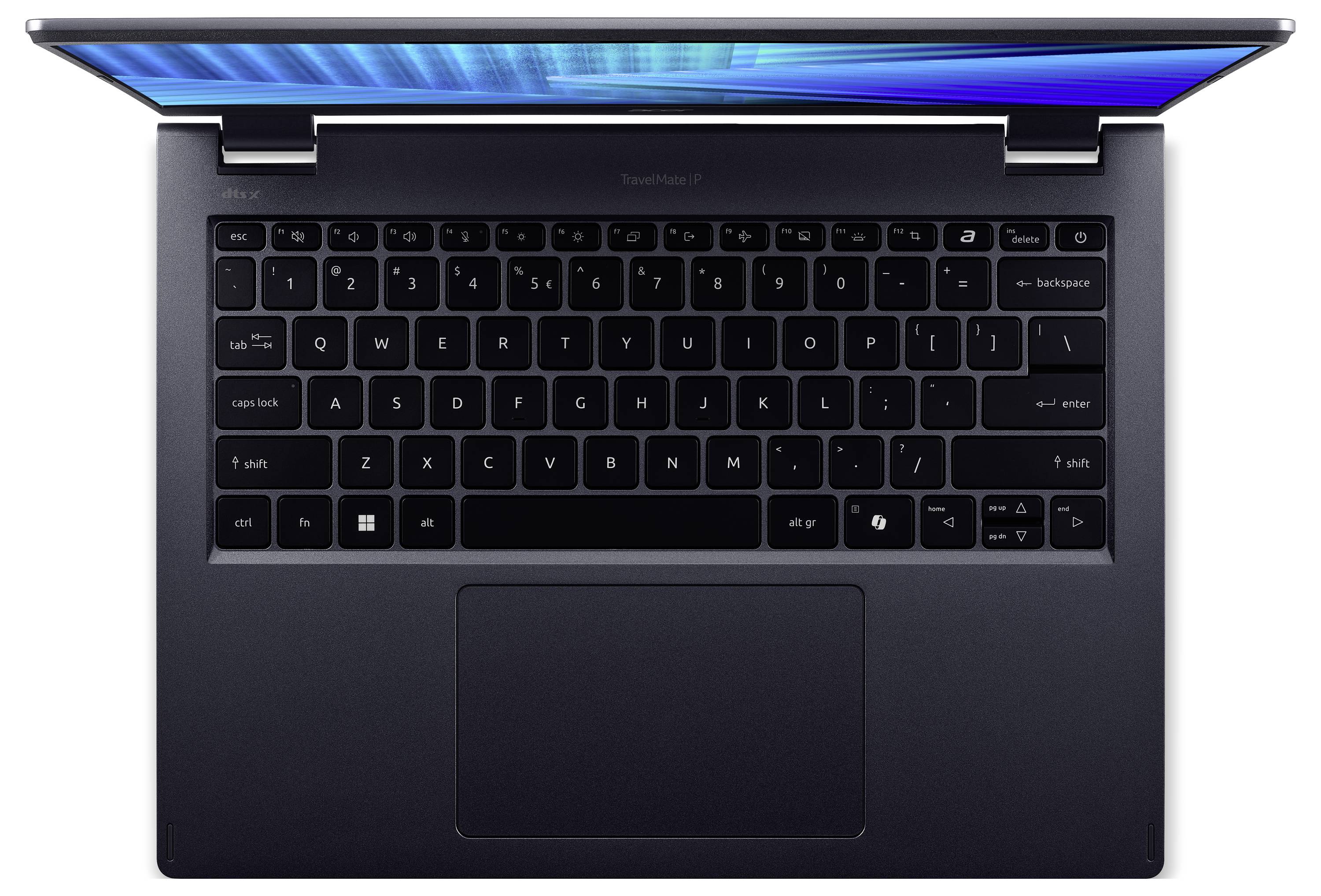 Draufsicht auf einen aufgeklappten Laptop, auf dem die Tastatur, das große Touchpad und das blau beleuchtete Scharnier des Bildschirms zu sehen sind.