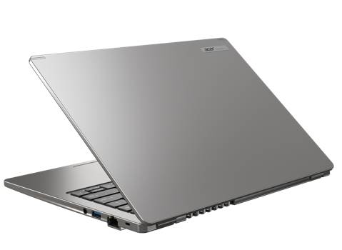 Geschlossener silberner Laptop in schräger Ansicht, mit teilweise sichtbarer Tastatur und freigelegten Seitenports.