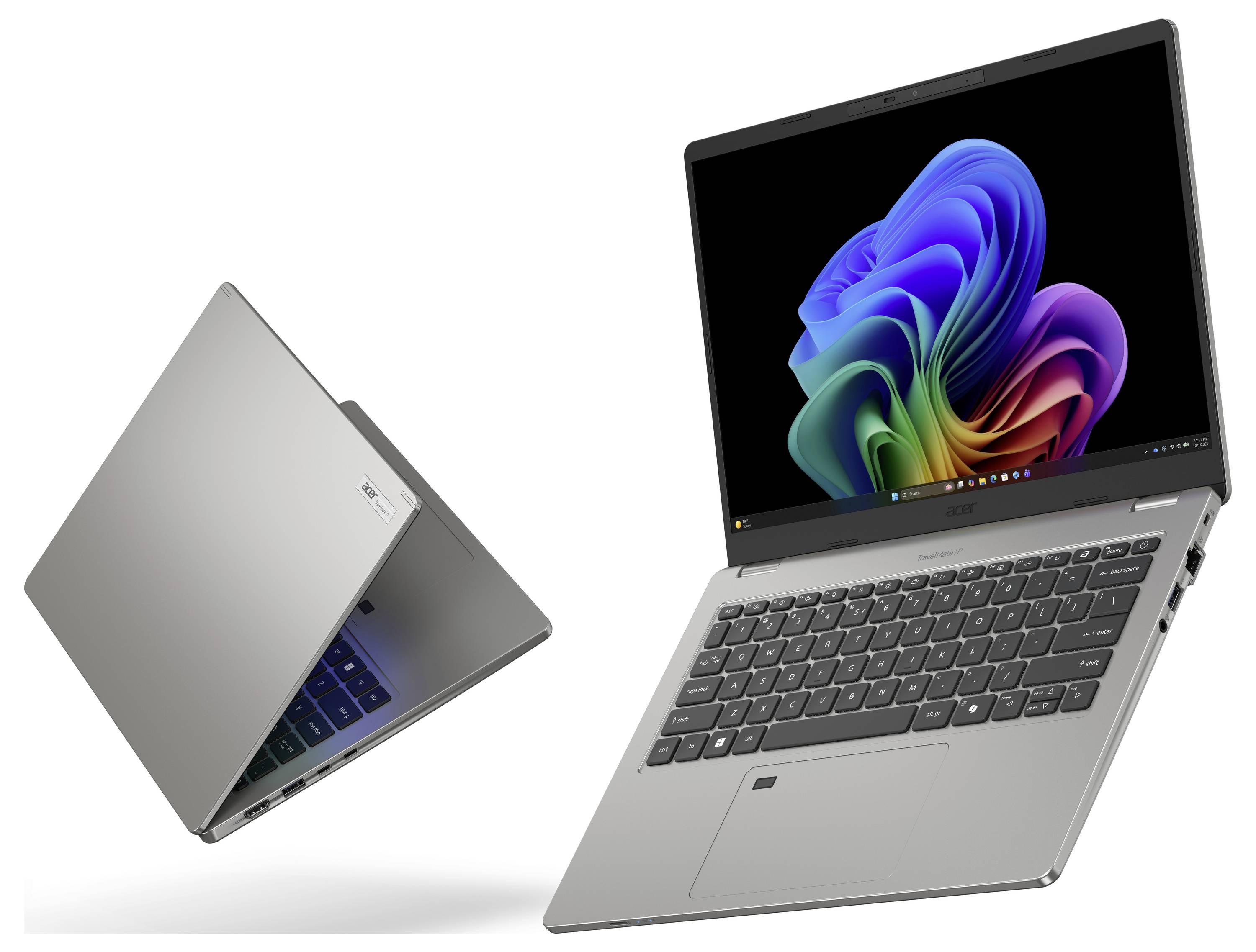 Zwei silberne Laptops auf weißem Hintergrund gezeigt, einer links geschlossen und einer rechts offen mit einem farbenfrohen abstrakten Windows-ähnlichen Hintergrund.