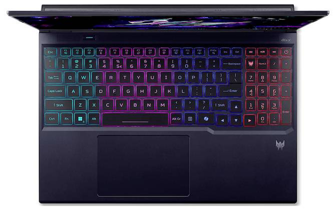 Laptop von oben betrachtet, mit hinterleuchter RGB-Gaming-Tastatur und großem Touchpad auf dunklem Chassis.