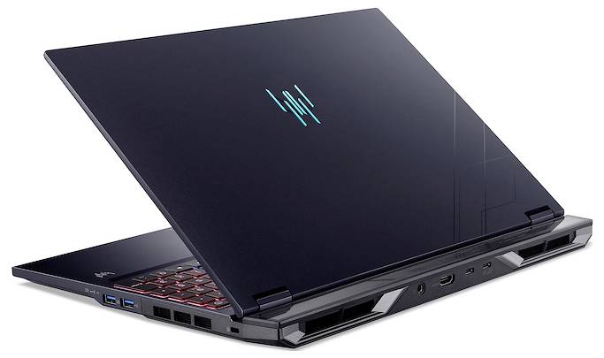 Gaming-Laptop offen, von hinten gezeigt, mit dunklem Deckel, leuchtendem Logo und sichtbaren hinteren und seitlichen Anschlüssen mit rot beleuchteter Tastatur.