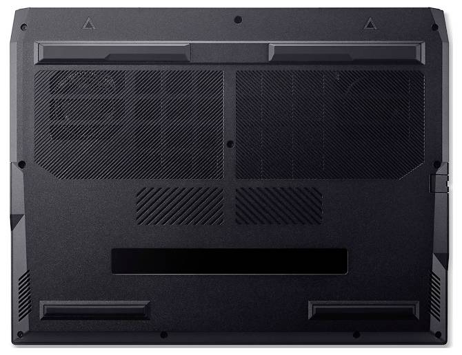 Unteransicht eines schwarzen Laptops mit Lüftungsgittern, Gummifüßen und Zugangsabdeckungen auf der Unterseite.