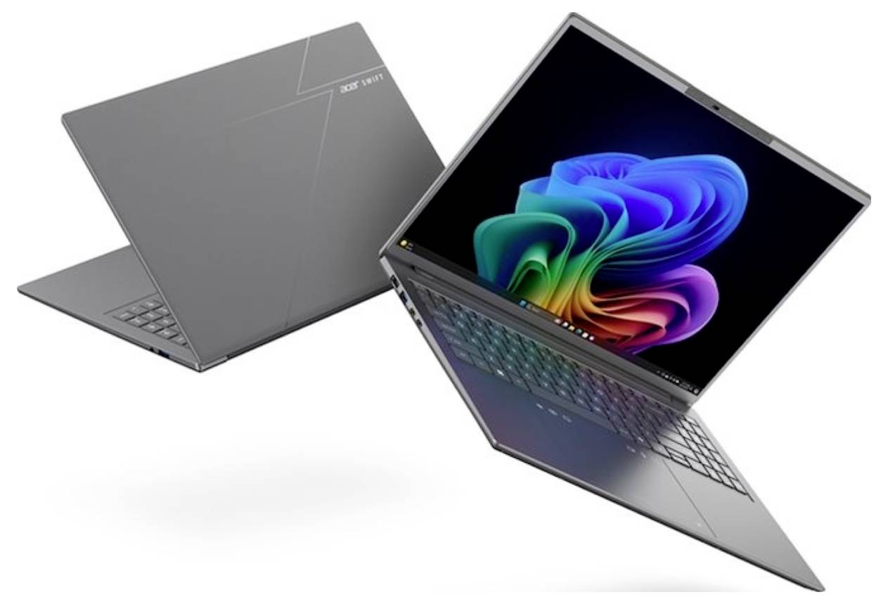 Zwei dünne graue Laptops, die in Winkeln offen angezeigt werden, einer zeigt eine farbenfrohe abstrakte Blumentapete an und der andere ist geschlossen, wobei das Design hervorgehoben wird.