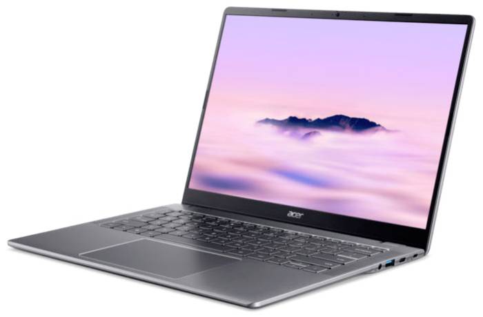 Ein silberner Acer-Laptop, der auf weißem Hintergrund offen ist und ein rosafarbenen Himmel und nebelige Berglandschaft als Hintergrundbild auf dem Bildschirm zeigt.