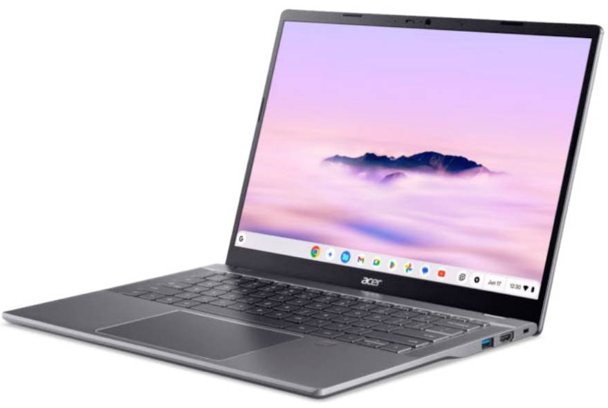 Ein silberner Acer-Laptop, offen auf weißem Hintergrund, mit einer pastellrosa-violetten Desktop-Tapete auf dem Bildschirm.