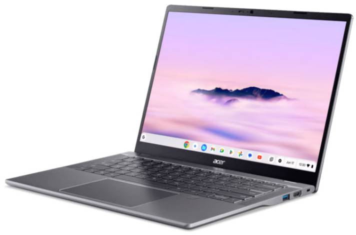 Silberner Acer-Laptop, auf weißem Hintergrund offen, zeigt einen pastellrosa-lila Desktop mit App-Symbolen in der Taskleiste.