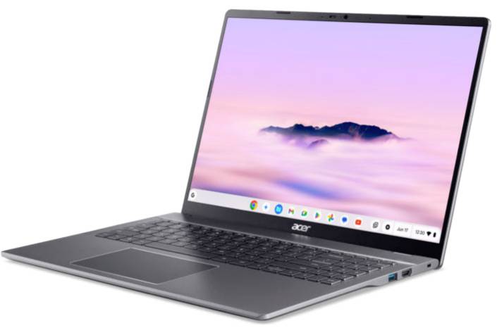# Offenes Acer-Laptop auf weißem Hintergrund, das eine Landschafts-Tapete in Pastellrosa auf dem Bildschirm zeigt.