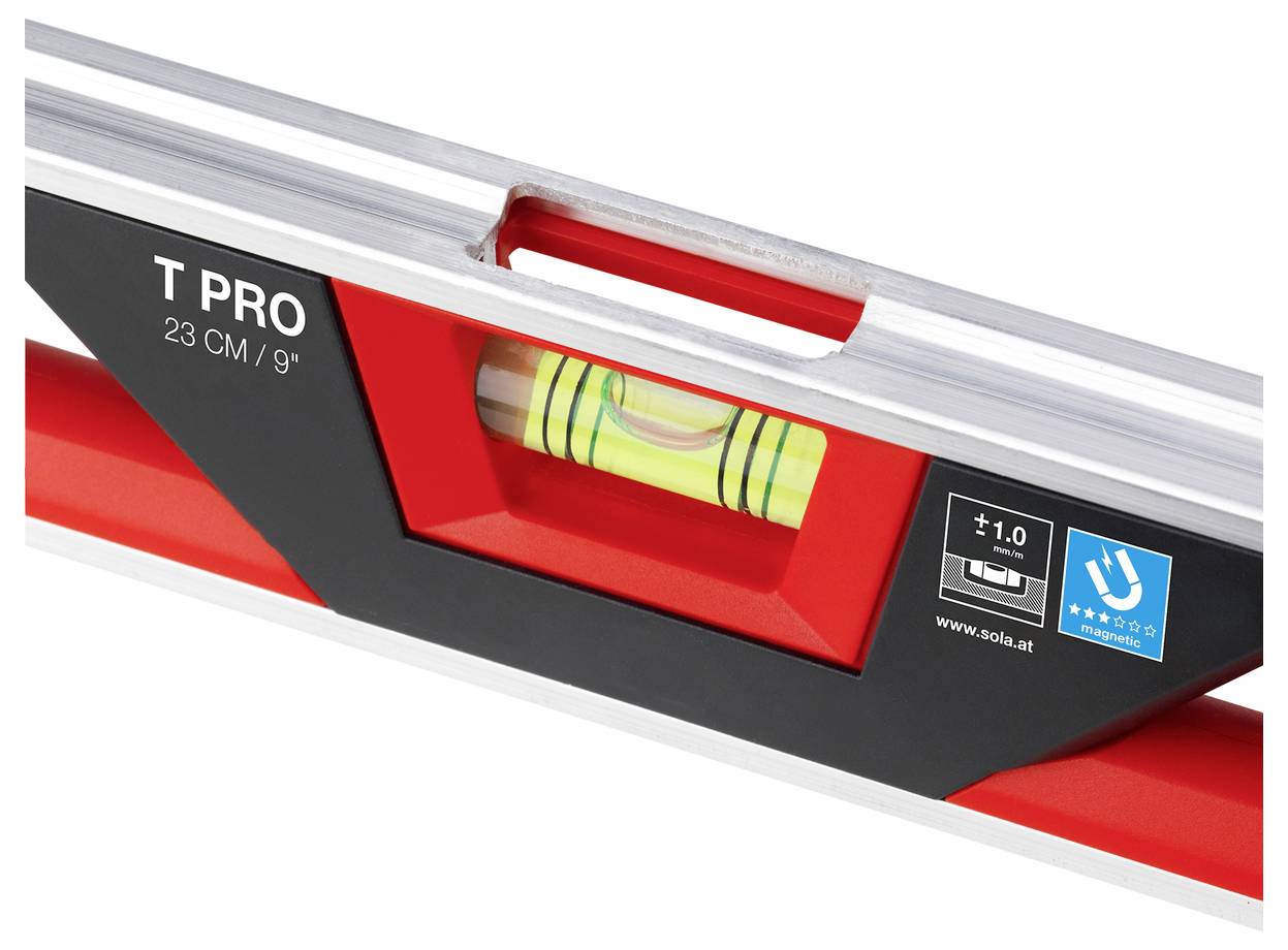Nahaufnahme einer rot-schwarzen Wasserwaage mit der Beschriftung „T PRO 23 CM/9