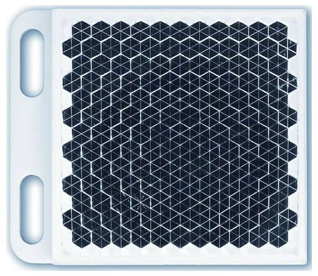 Ein quadratischer blauer reflektierender Sicherheitsmarker mit einem dunklen dreieckigen Gittermuster und zwei vertikalen Befestigungsschlitzen auf der linken Seite.