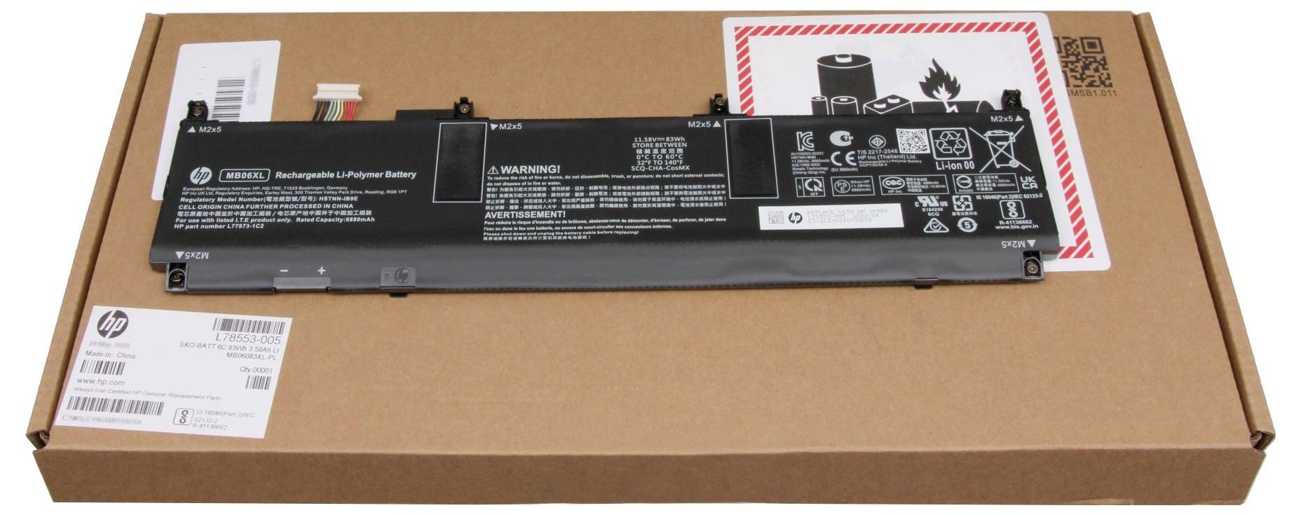 HP-Ersatz-Laptop-Akku, der auf seiner Versandbox liegt, mit sichtbaren Warn- und Recycling-Etiketten.