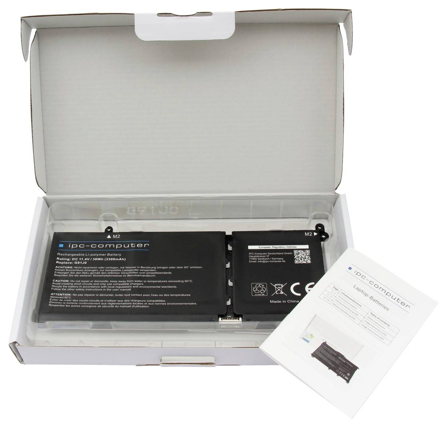 Offene Schachtel mit zwei wiederaufladbaren IPC-Computer-Laptop-Batterien und einer Benutzeranleitung auf weißem Hintergrund.