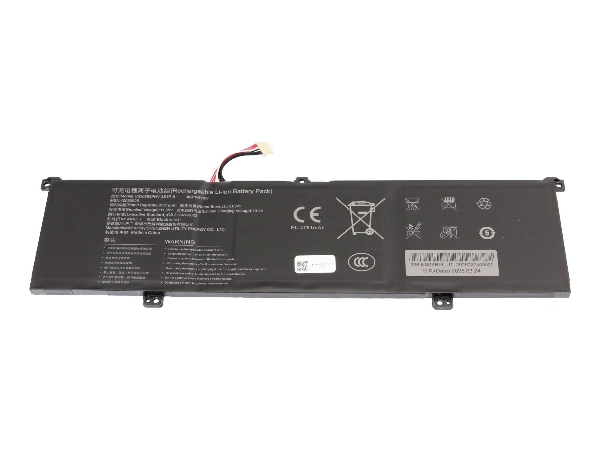 Schwarze rechteckige wiederaufladbare Lithium-Ionen-Laptop-Batterie mit angeschlossenem Stromstecker und gedruckten Etiketten auf weißem Hintergrund.