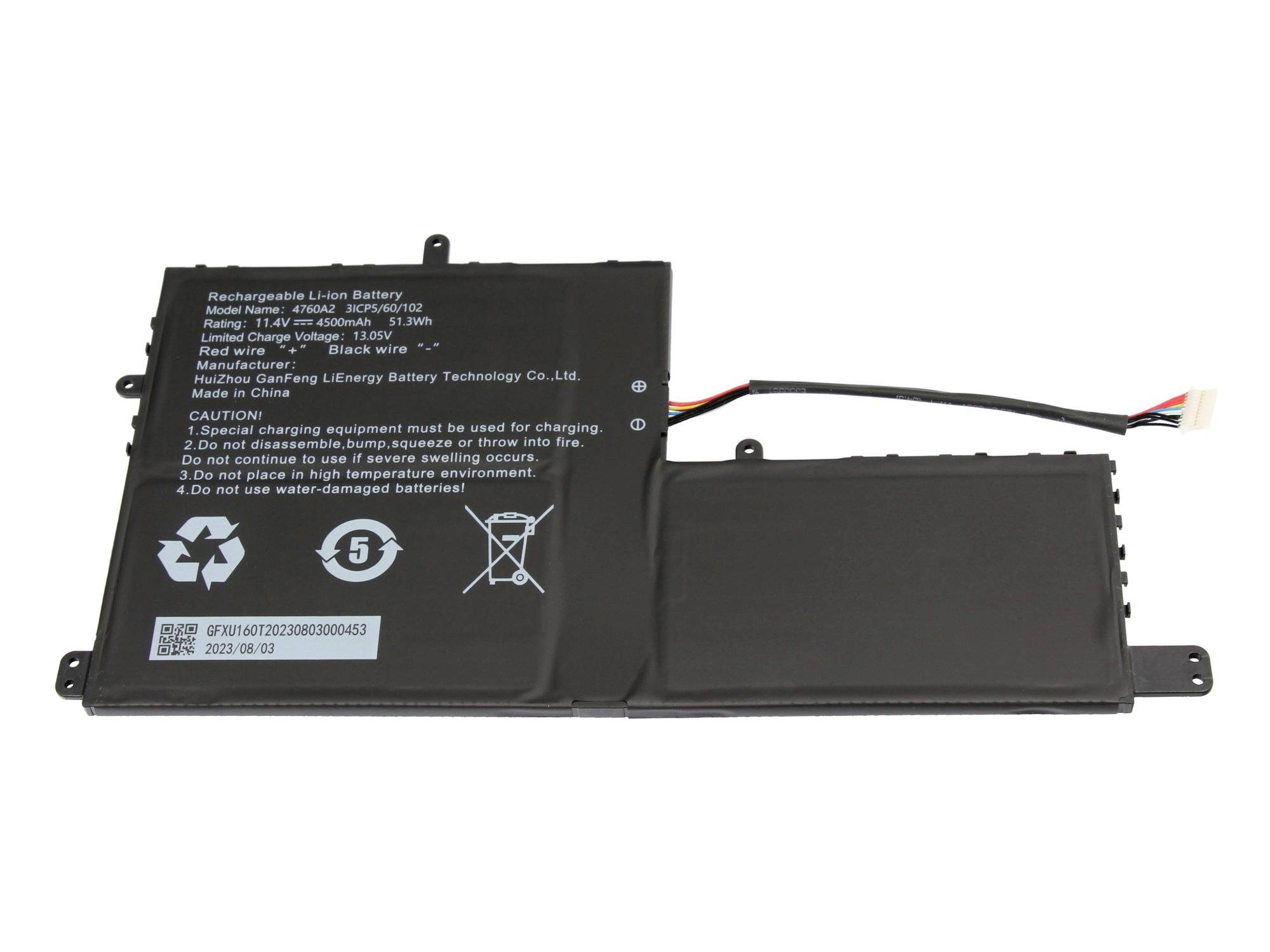 Rechteckige wiederaufladbare Lithium-Ionen-Batterie mit angebrachtem Steckverbinder, vor weißem Hintergrund dargestellt.