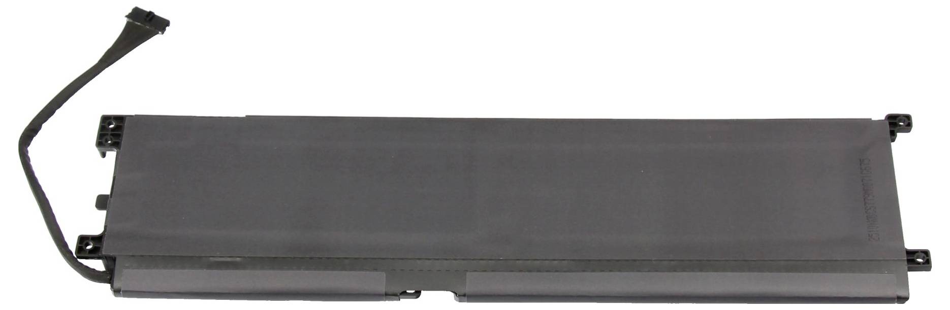 Rechteckiges schwarzes Laptop-Akku-Pack mit angeschlossenem Kabel und Stecker auf weißem Hintergrund.