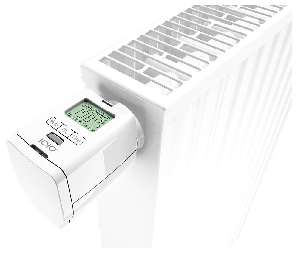 Digitales Heizkörperthermostat auf einem weißen Heizkörper montiert, mit LCD-Temperaturanzeige und Modustasten zur Kontrolle der Raumwärme.