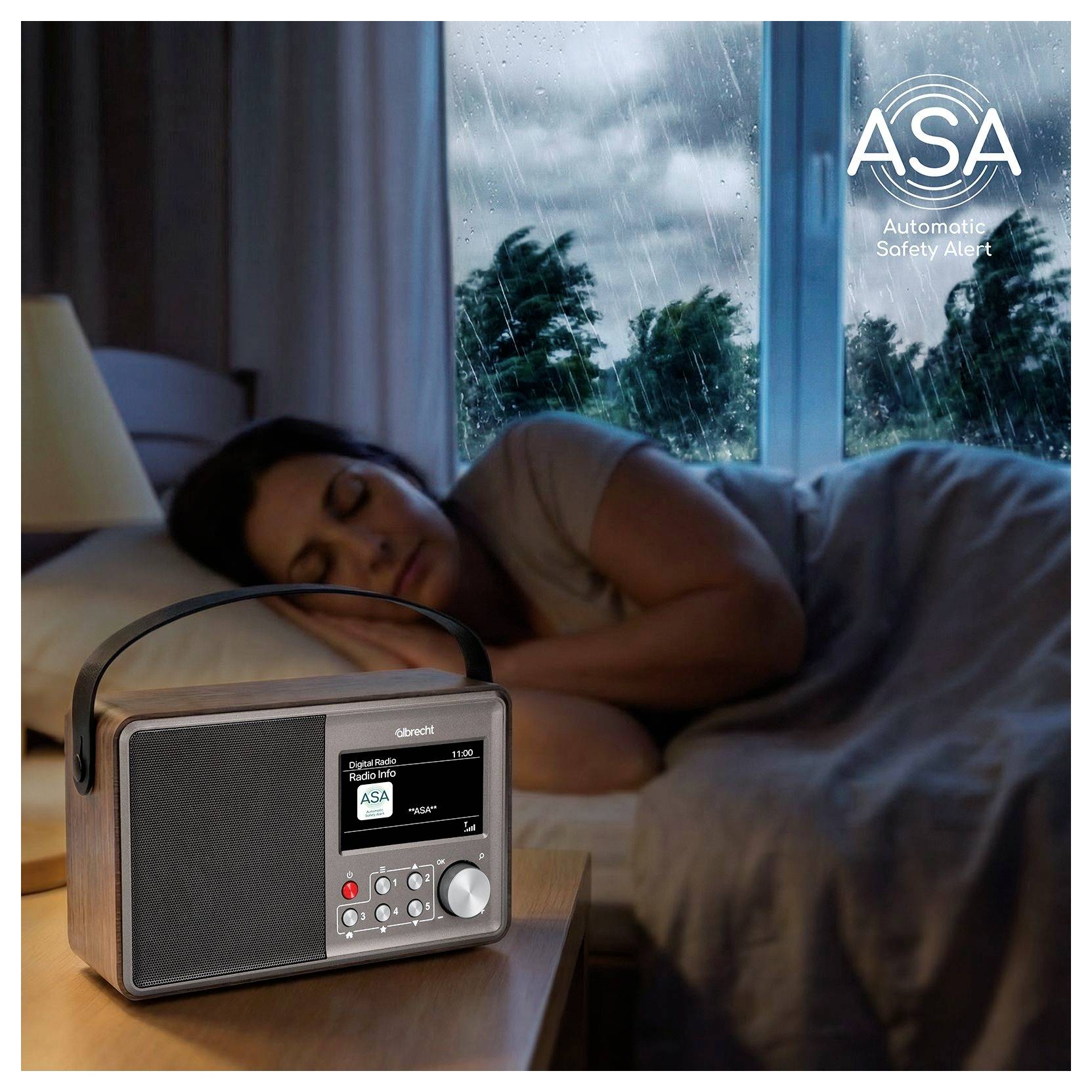 Frau, die neben einem Nachttisch-Radio schläft, das „ASA