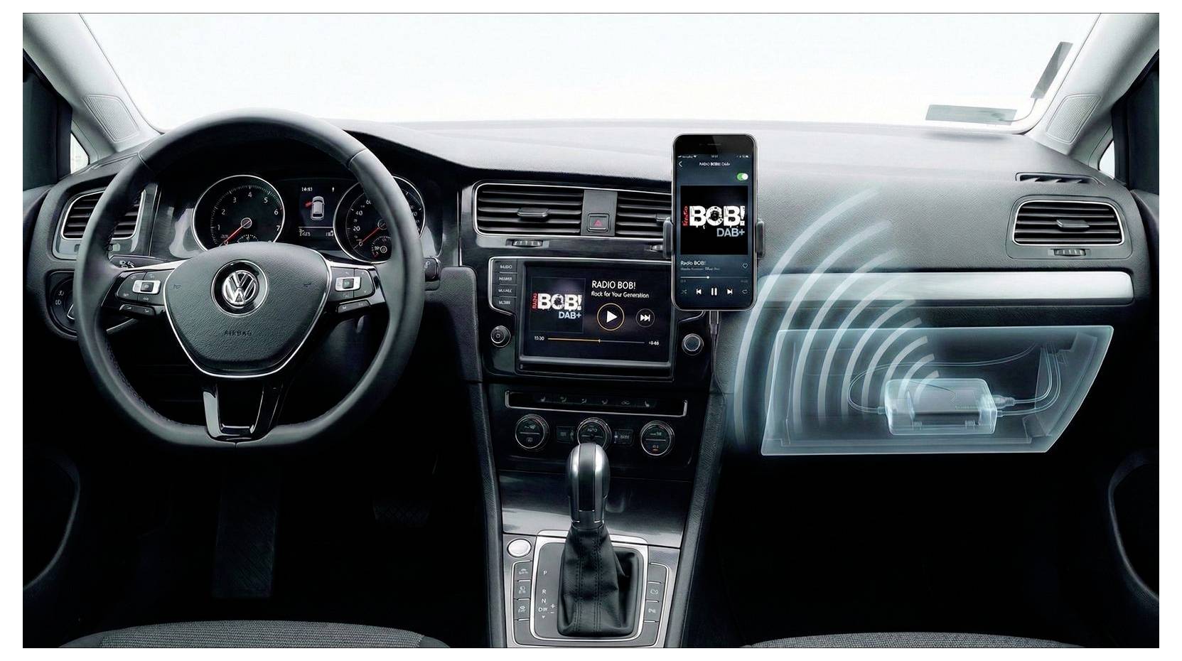 Autodashboard mit Infotainment-Bildschirm und Smartphone, das BCB-Radio anzeigt, mit Fokus auf drahtlose Audiowiedergabe und Telefonintegration mit Schallwellen von der Fahrerseite.