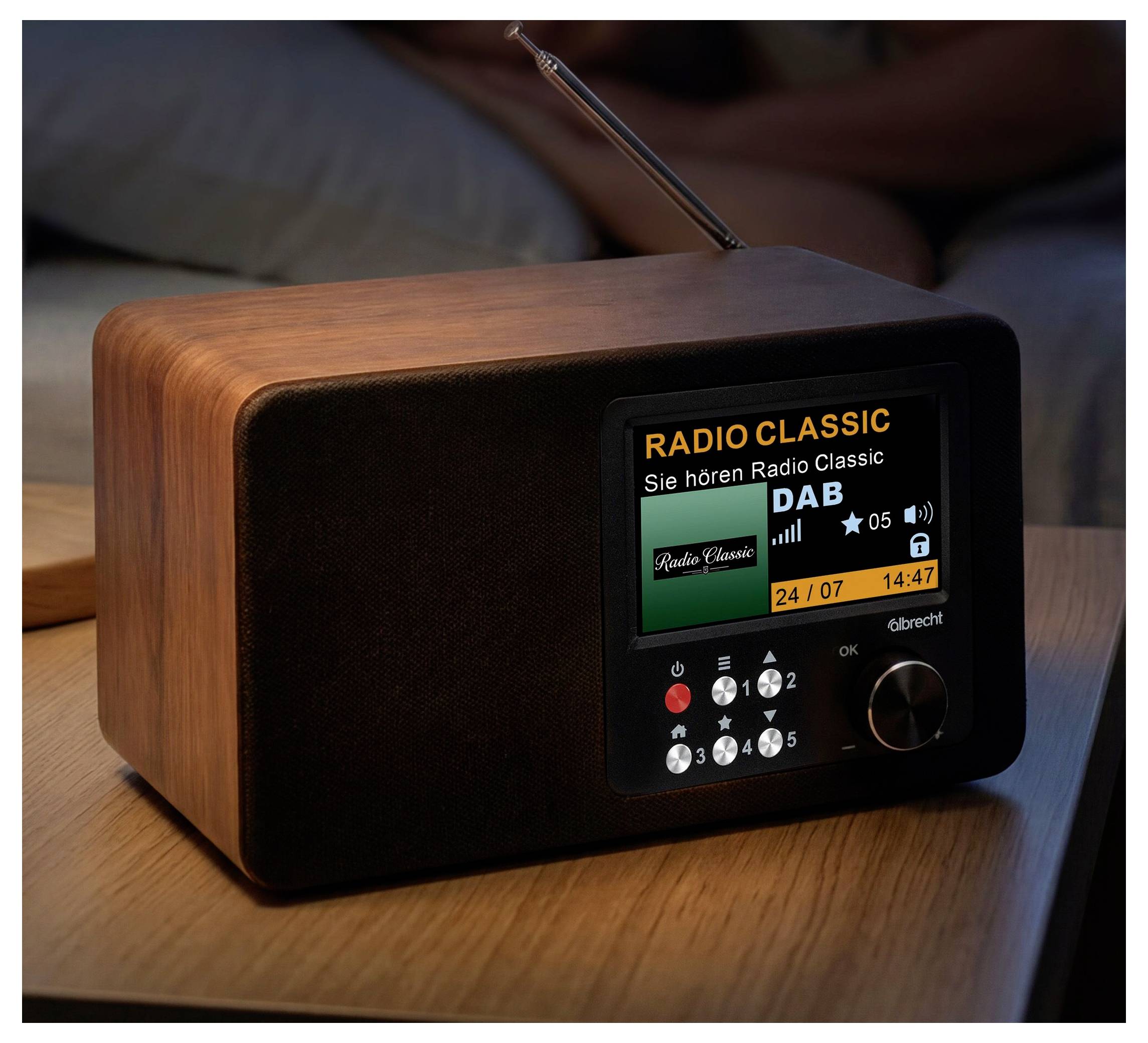 Digitales Holz-Tischradio mit Antenne, zeigt auf seinem Display 