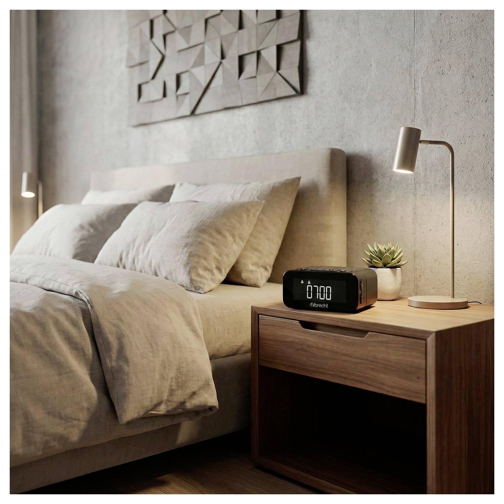 Modernes Schlafzimmer mit gemachtem Bett, hölzernem Nachttisch, Lampe, Pflanze und Digitaluhr auf dem Nachttisch.