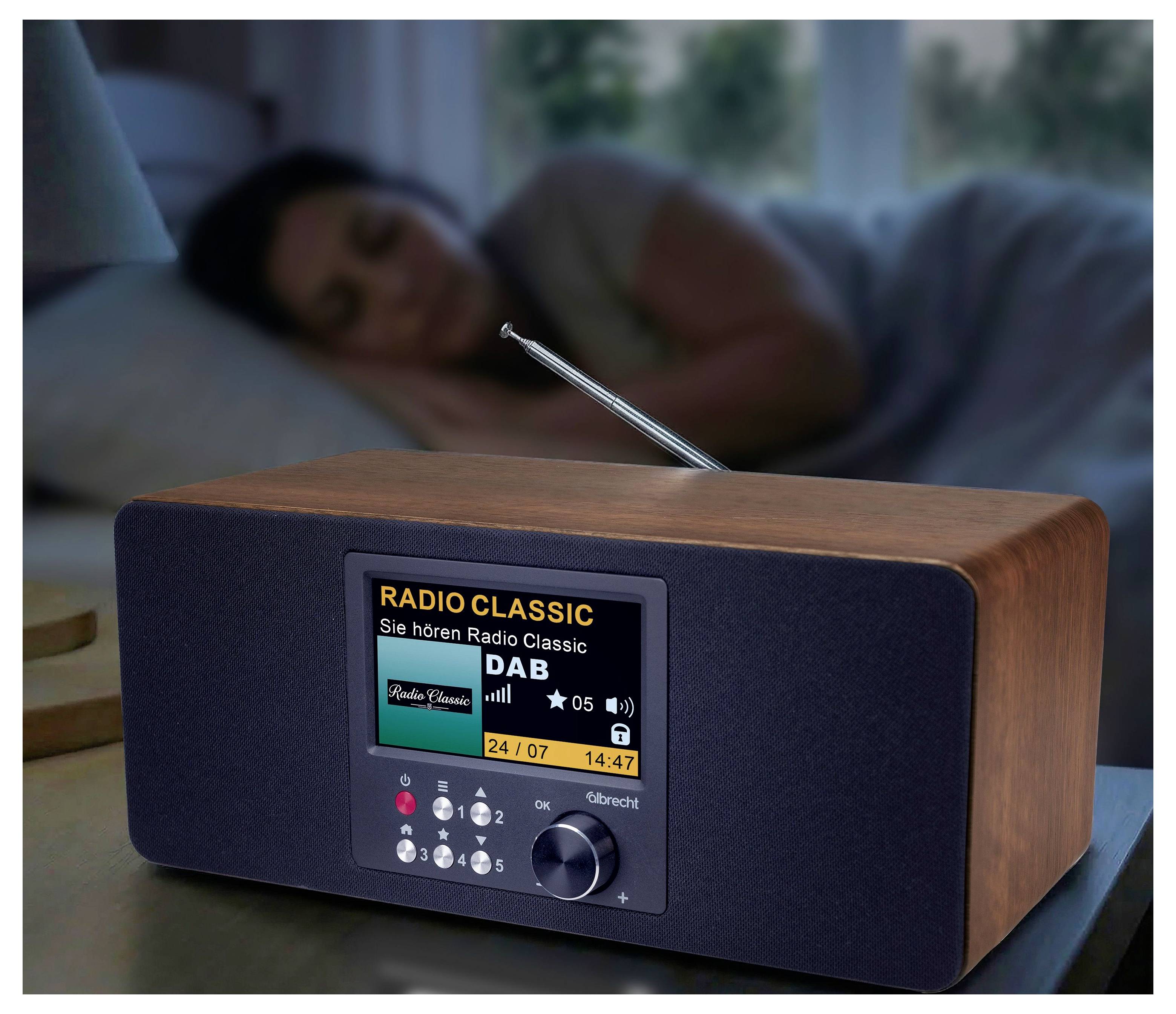 Digitales Radio auf dem Nachttisch, das 