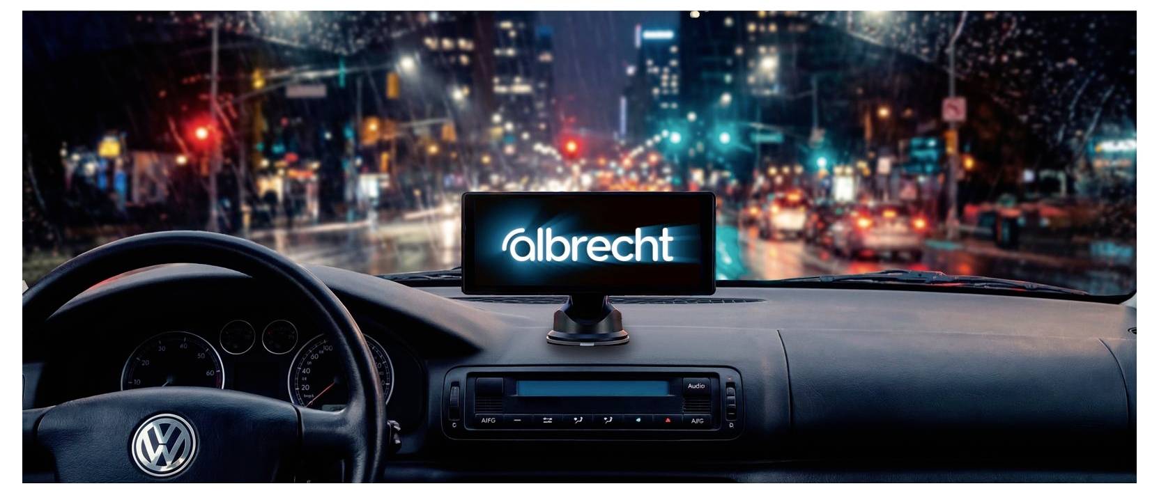 Blick des Fahrers aus einem Volkswagen bei Nacht, mit einem Dashboard-Bildschirm, der 