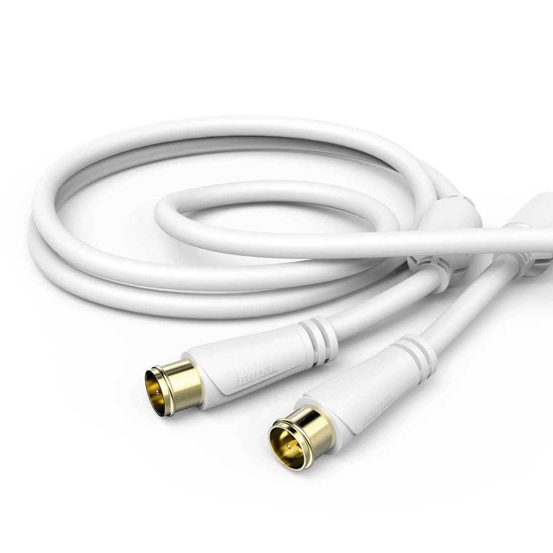 Aufgerolltes weißes Kabel mit zwei vergoldeten koaxialen Steckverbindern auf weißem Hintergrund.