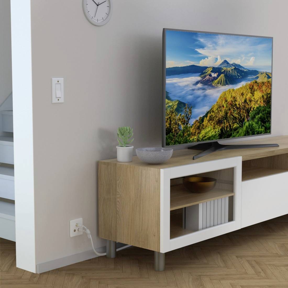 Wohnzimmer-Fernsehkonsole mit flachem Bildschirm, der eine Berglandschaft zeigt, plus eine kleine Pflanze und eine Schüssel auf dem Schrank