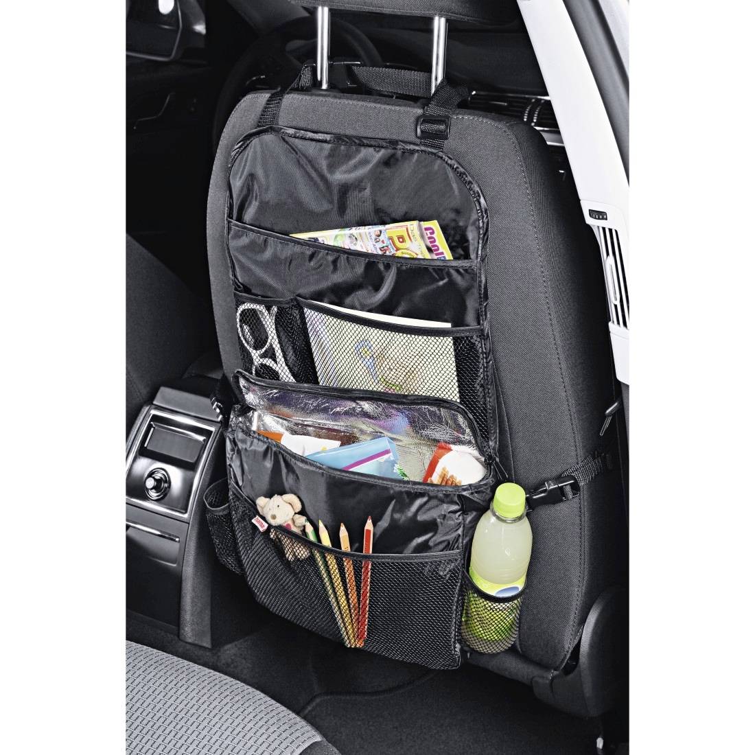 Schwarzer Sitztaschenorganizer mit Taschen, die Papiere, Schere, Snacks, Stifte und eine Flasche in einem Autositz hält.