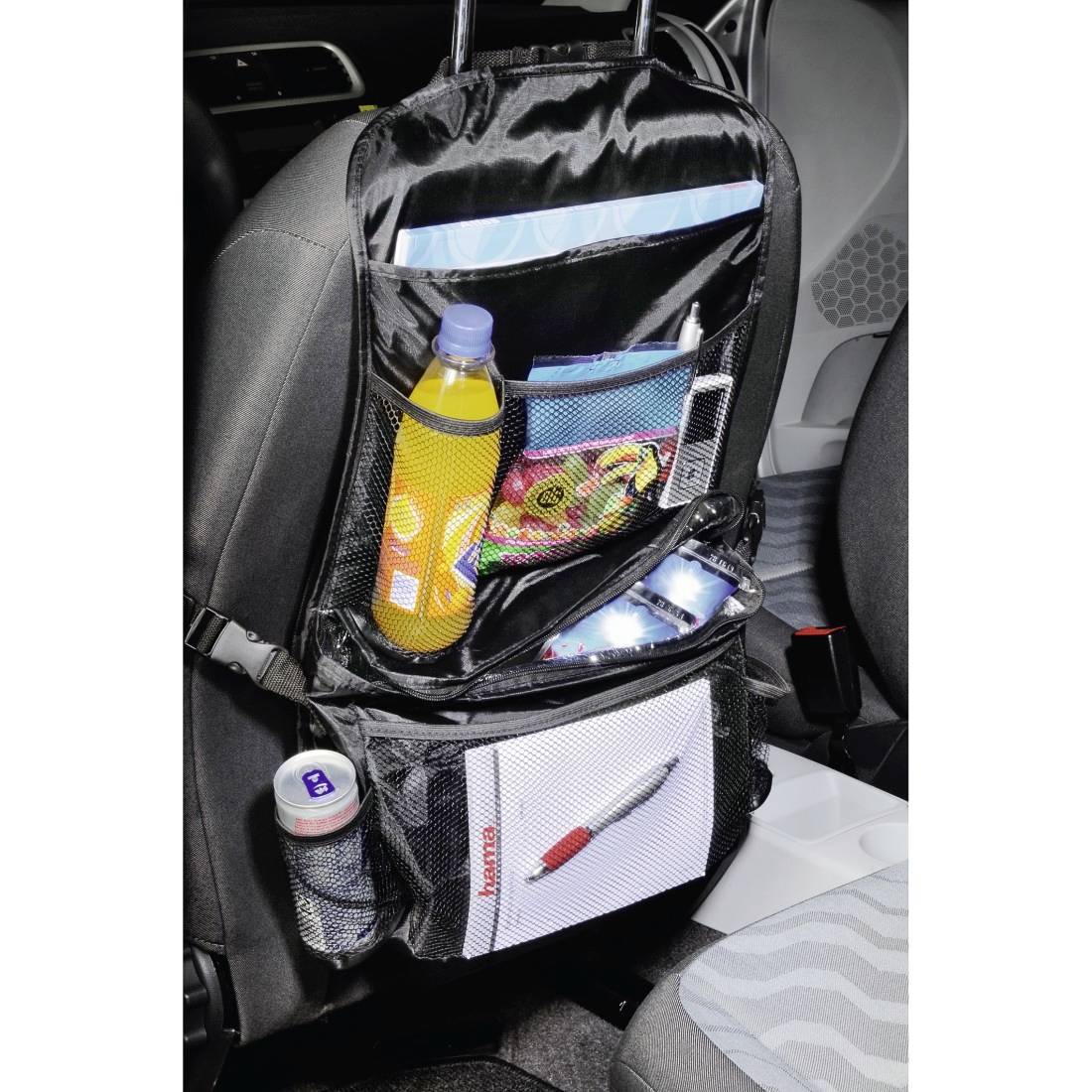 Autositz-Organizer zum Aufhängen an einem Vordersitz, der eine Trinkflasche, Snacks, Papiere und einen Stift zur Aufbewahrung im Auto hält.