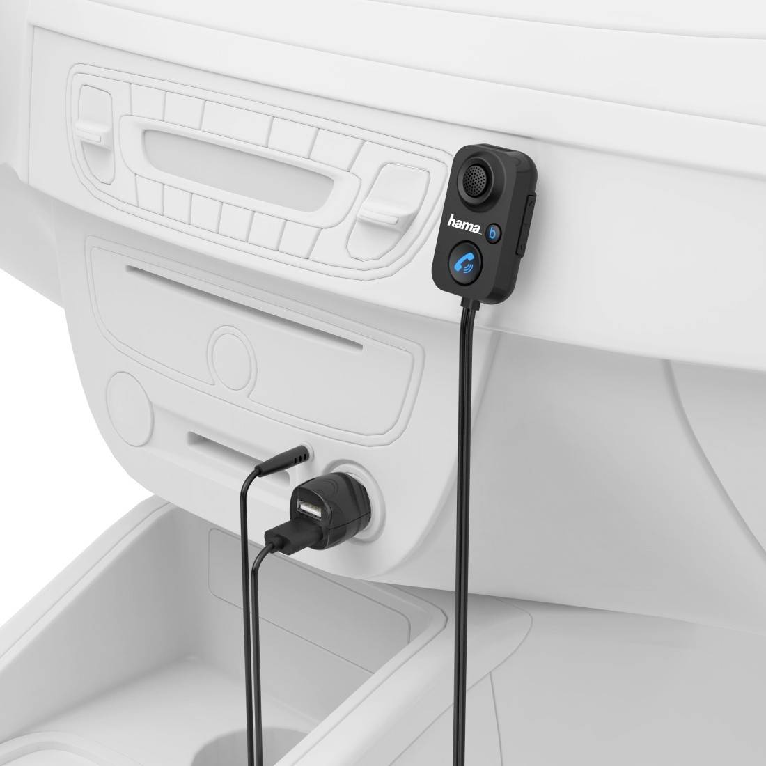 Schwarzes Hama Bluetooth-Freisprechgerät, das an ein Armaturenbrett eines Autos geklemmt ist, verbunden mit einem USB-Autolader in der mittleren Mittelkonsole.