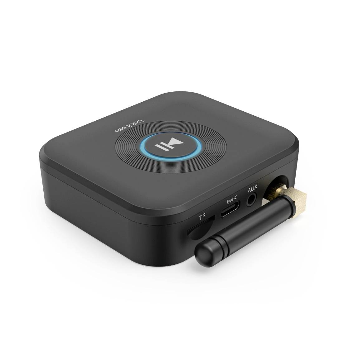Schwarzer kabelloses Audio-Sender-/Empfängergerät mit Bluetooth 5.0, zentraler Einschaltknopf und USB-C-, TF- und AUX-Anschlüsse, dargestellt mit angebrachter Antenne.