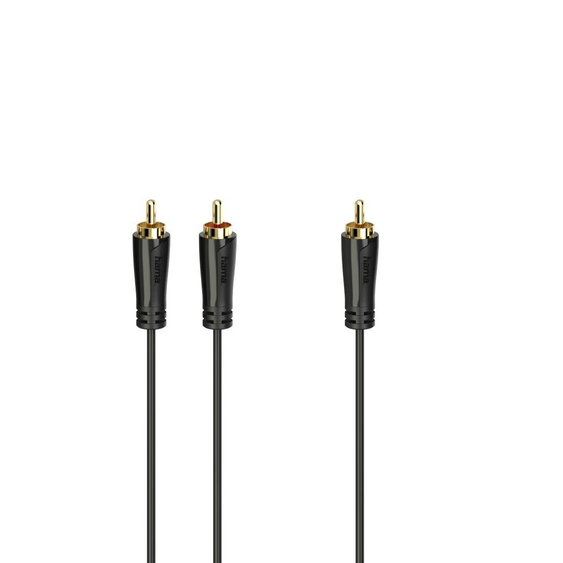 Drei schwarze RCA-Audiokabel auf weißem Hintergrund, mit zwei Steckern gruppiert auf der linken Seite und einem auf der rechten Seite.