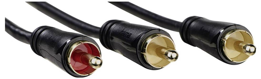Drei RCA-Audio-/Videokabel mit farbcodierten Steckern: rot, schwarz und gold, in Großaufnahme auf weißem Hintergrund dargestellt.
