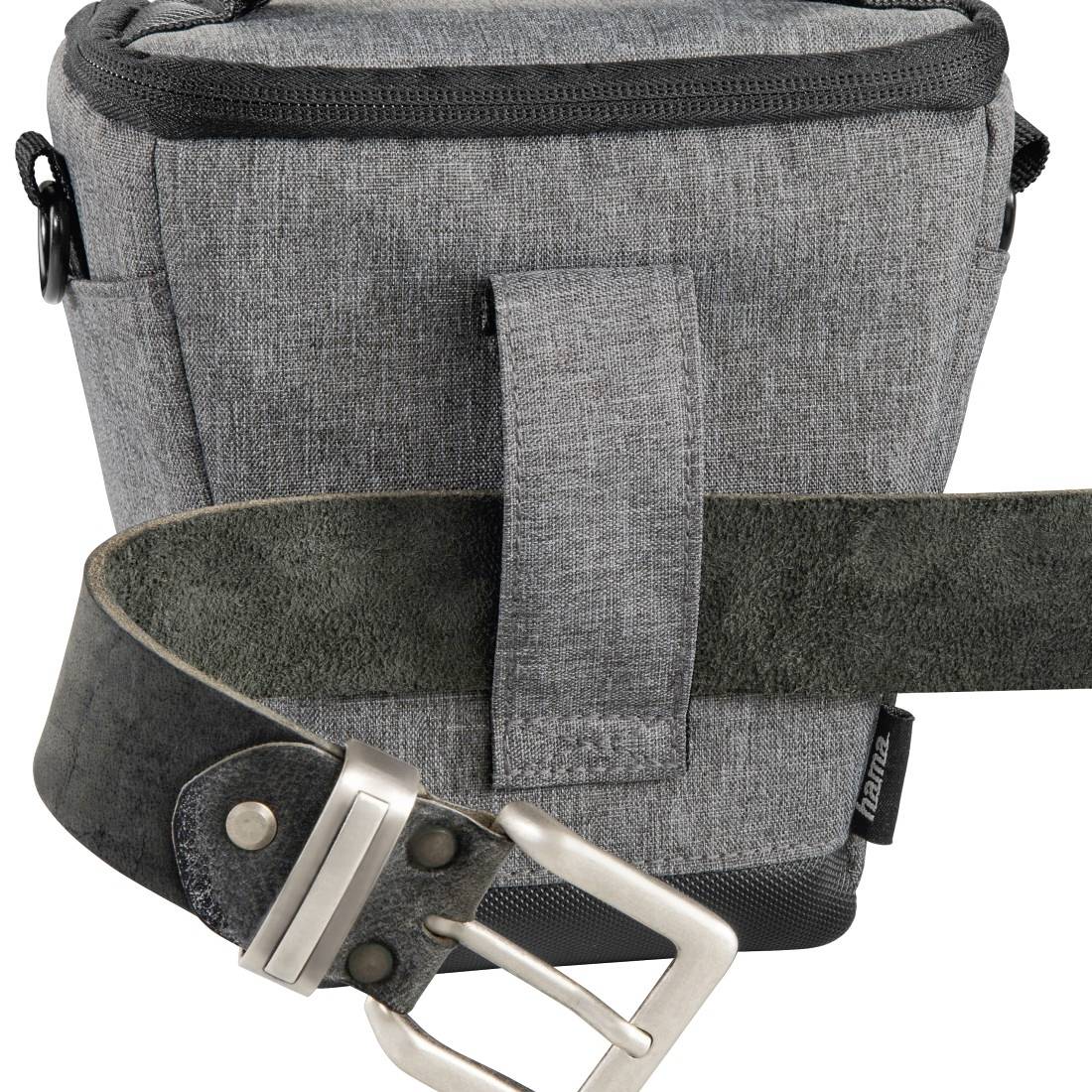 Graue isolierte Kühltasche mit Schultergurt und silbernem Schnallenverschluss auf weißem Hintergrund.