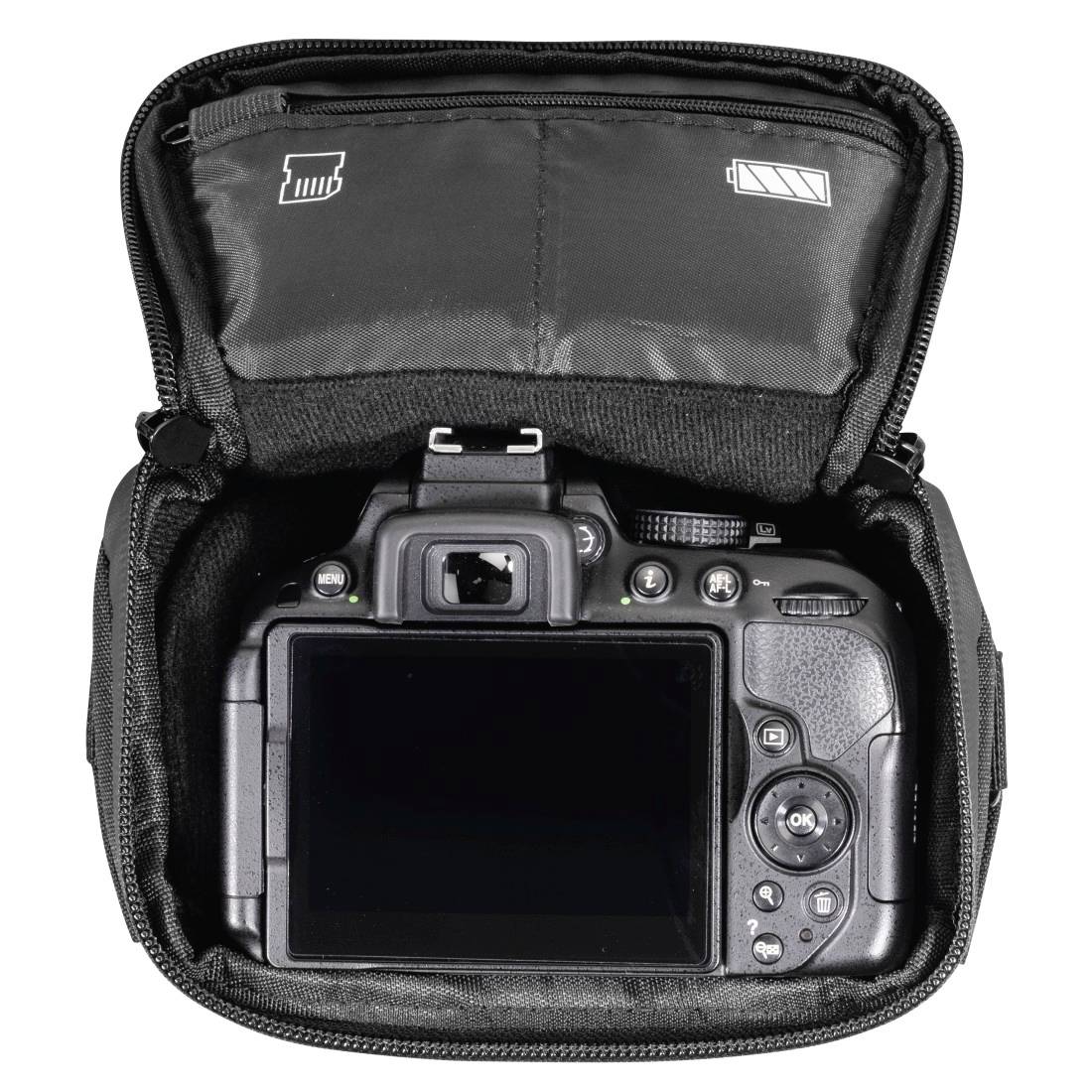 DSLR-Kamera, die in einem offenen gepolsterten Tragekoffer aufbewahrt wird, zeigt den hinteren Bildschirm und die Bedienelemente mit Akku- und Speicherkartensymbolen auf dem Deckel.