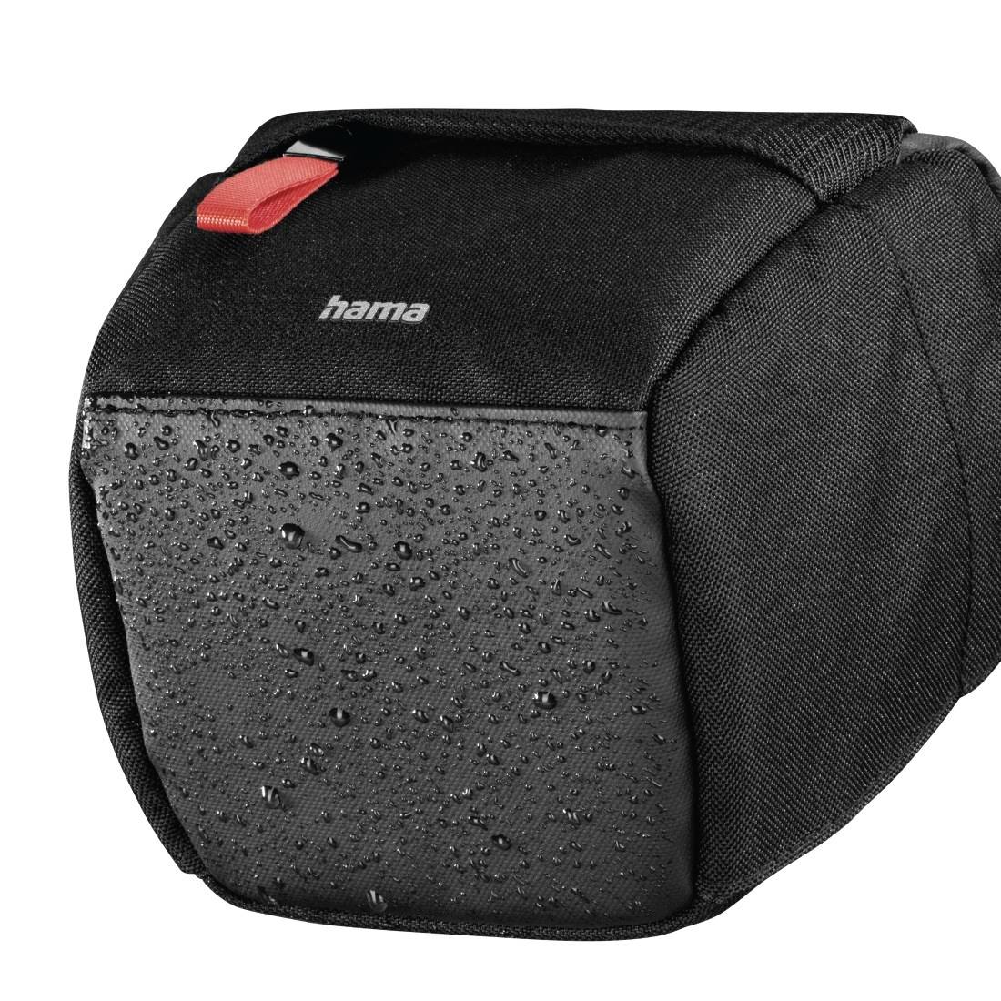 Schwarze Hama-Tasche mit Reißverschluss, mit wasserbeständigem Frontpanel, das mit Wassertropfen bedeckt ist, und einer roten Zuglasche.