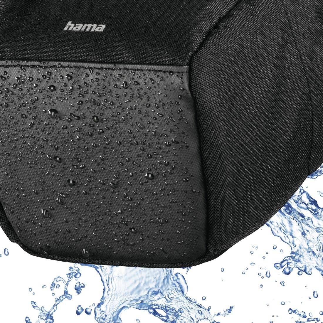 Nahaufnahme einer schwarzen Hama-Tasche oder eines Hama-Etuis mit Wassertropfen, vor einem Wasserspritzer fotografiert, um das wasserfeste Material hervorzuheben.