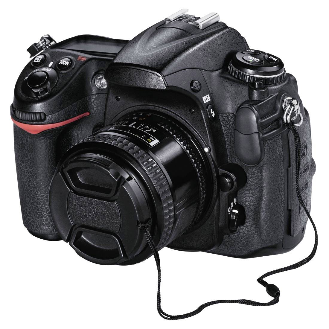 Schwarze DSLR-Kamera mit Objektivdeckel und Nackenriemen auf weißem Hintergrund.