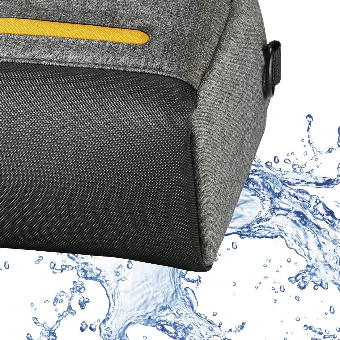 Grauer und schwarzer Rucksack oder eine Tasche mit einer Ecke, die über einen Wasserspritzer gezeigt wird, was auf wasserbeständiges Material und Schutz vor Feuchtigkeit hindeutet.