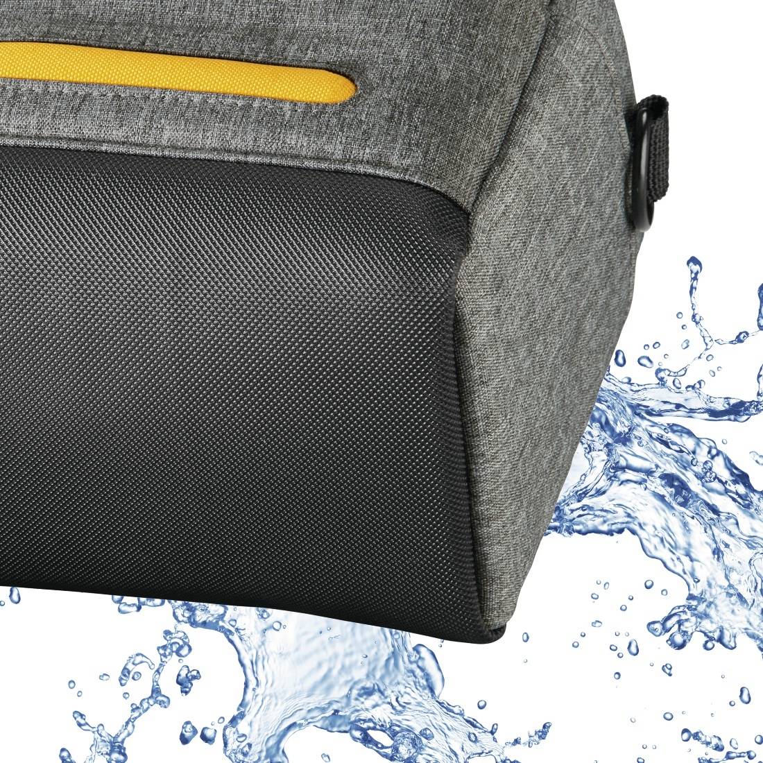 Graue Stofftasche mit schwarzer Netztasche und gelbem Besatz, mit Wasser bespritzt dargestellt, was auf ein wasserbeständiges Design hindeutet.