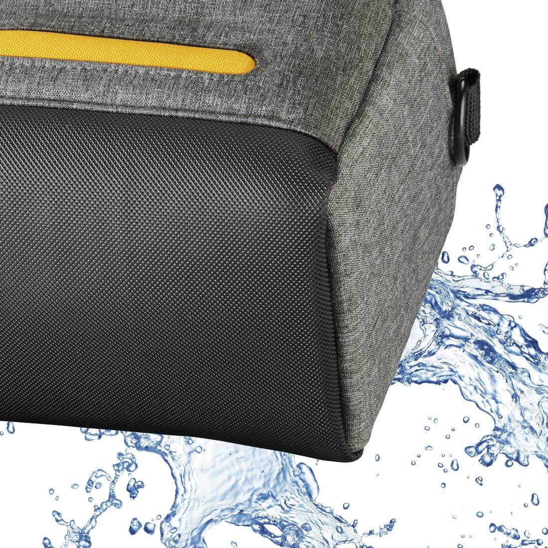 Graue Stofftasche mit schwarzem Meshpanel und gelbem Besatz, vor spritzendem Wasser abgebildet, um Wasserbeständigkeit oder Wasserdichtheit zu suggerieren.