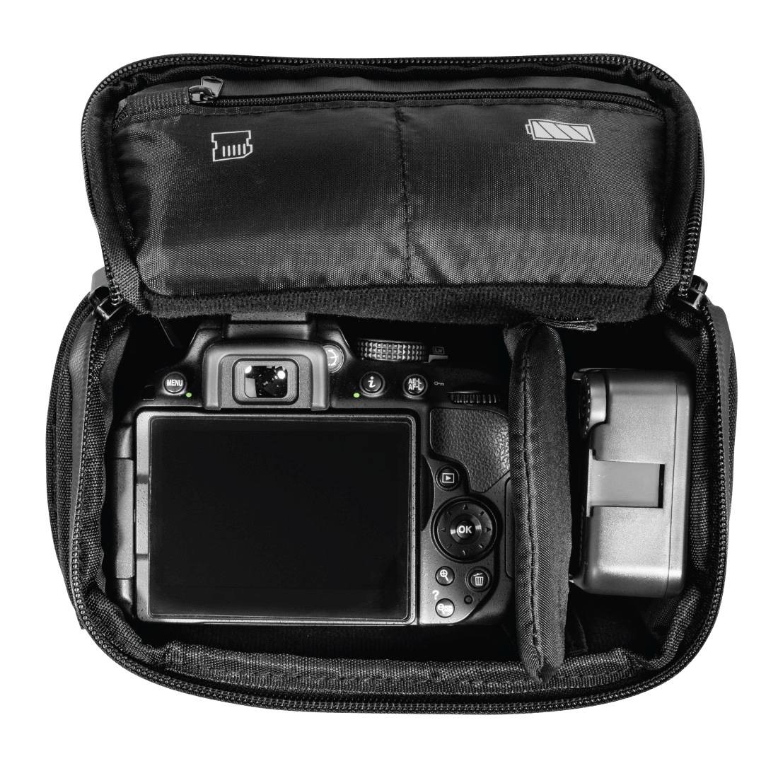 Offene Kameratasche zeigt ein DSLR-Kameragehäuse mit Rückbildschirm und einem Objektivfach daneben.