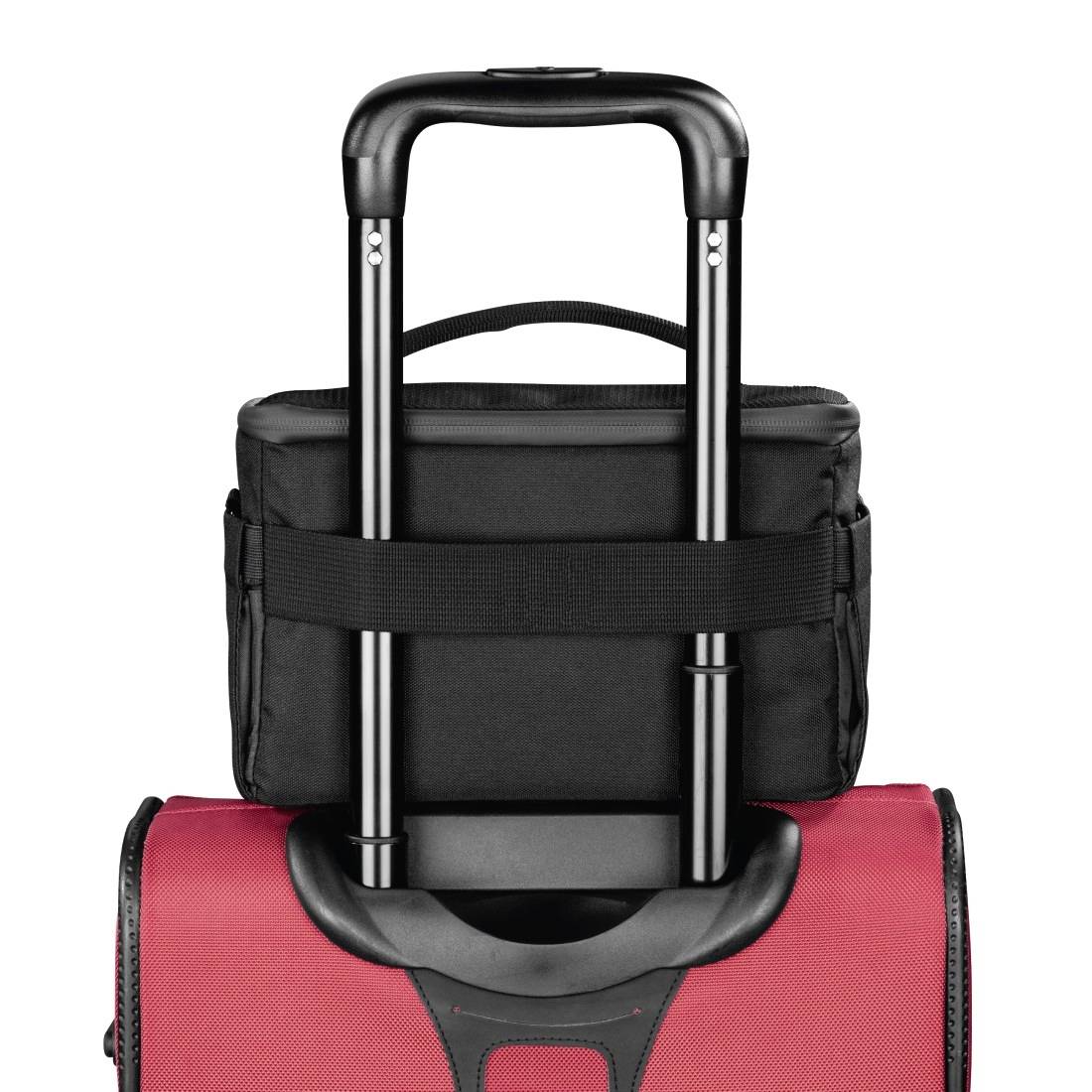 Schwarzer Rollkoffer mit ausziehbarem Griff und einer schwarzen Reisetasche, die oben darauf befestigt ist, in der Vorderansicht auf weißem Hintergrund gezeigt.
