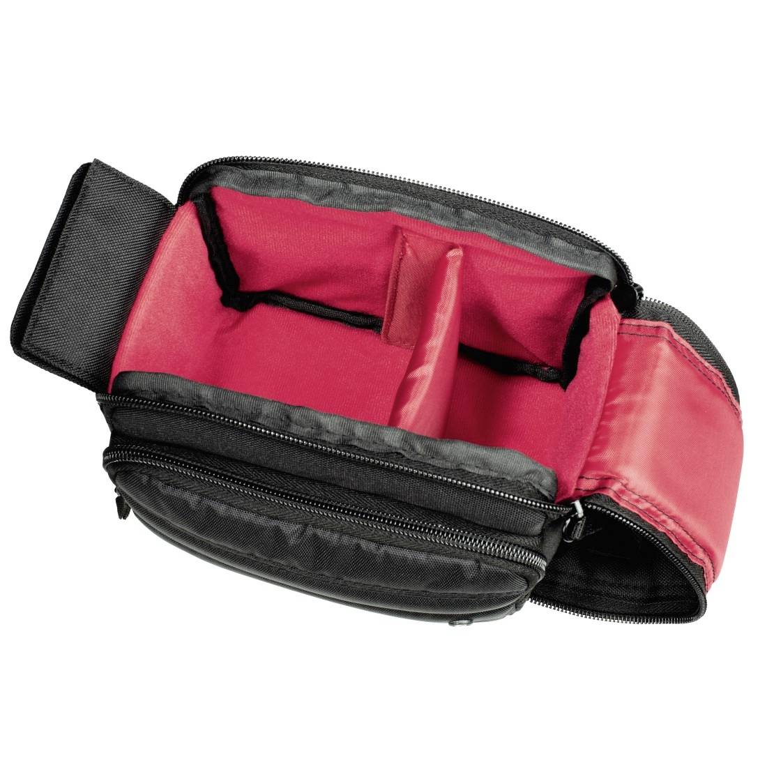 Offene schwarze Organizer-Tasche mit Reißverschluss, leuchtend rosafarbenes Innenfutter und verstellbarer Riemen, auf weißem Hintergrund abgebildet.